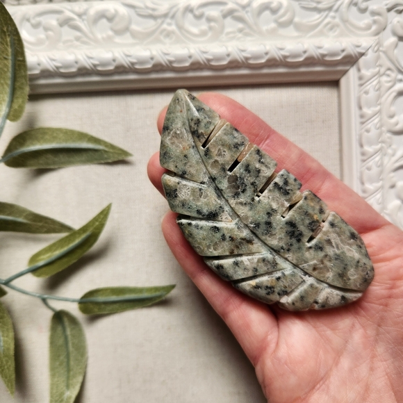 Kiwi jasper leaf carving - crystals gemstone rock - Picture 6 of 7